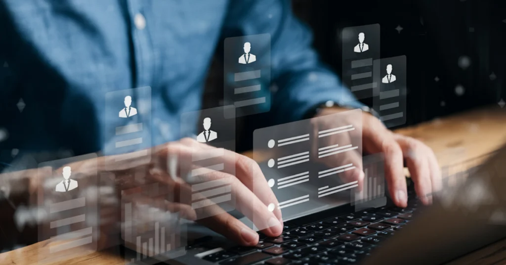 Líder de CX analizando señales predictivas de atención al cliente con IA