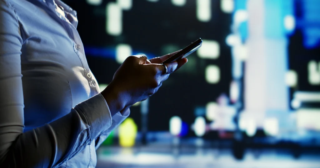 Profesional utilizando tecnología móvil en un entorno digital enterprise, representando la asistencia en tiempo real del modelo Connected Rep