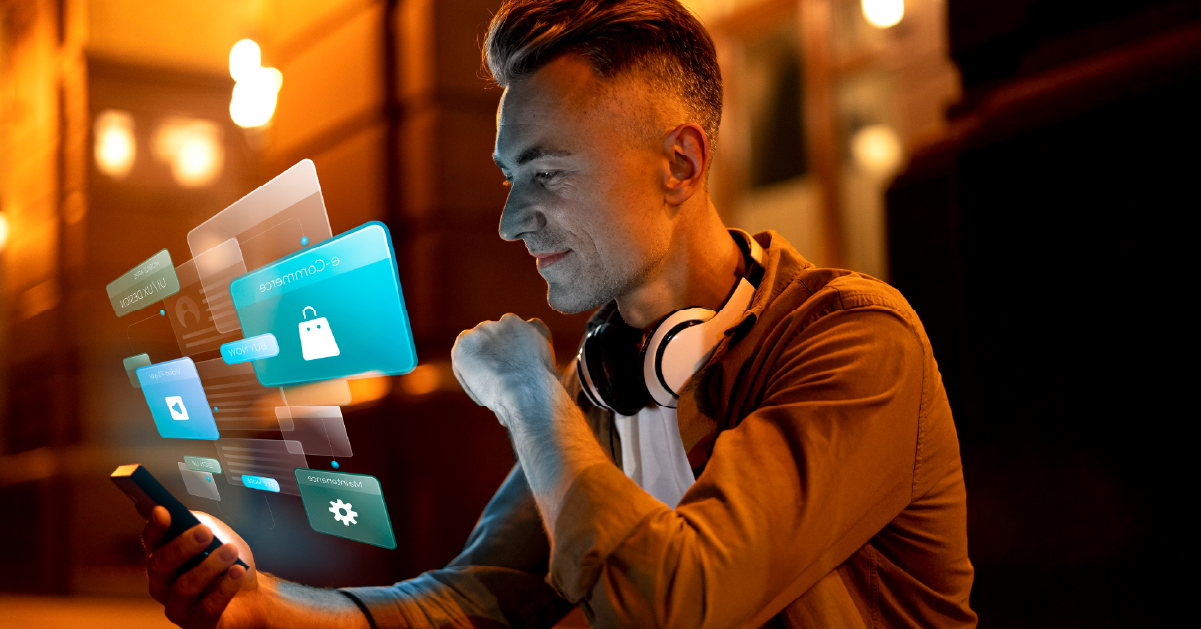 Un hombre interactuando con su smartphone y interfaces holográficas que muestran iconos de 'e-Commerce' y 'compras', ilustrando un diseño conversacional de IA centrado en el usuario para guiar hacia una venta exitosa en comercio electrónico.