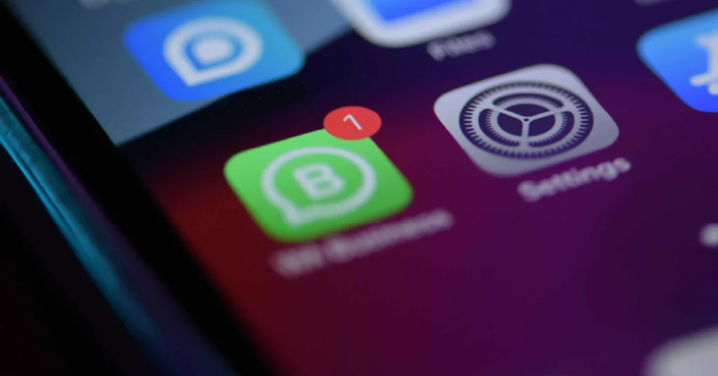WhatsApp en operaciones enterprise: cómo integrar WhatsApp Business API en atención, ventas y cobranzas a escala