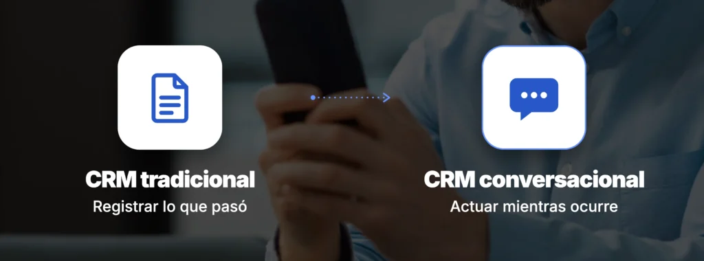 Comparación entre un CRM tradicional, que registra lo que pasó, y un CRM conversacional en WhatsApp, que actúa mientras ocurre la conversación